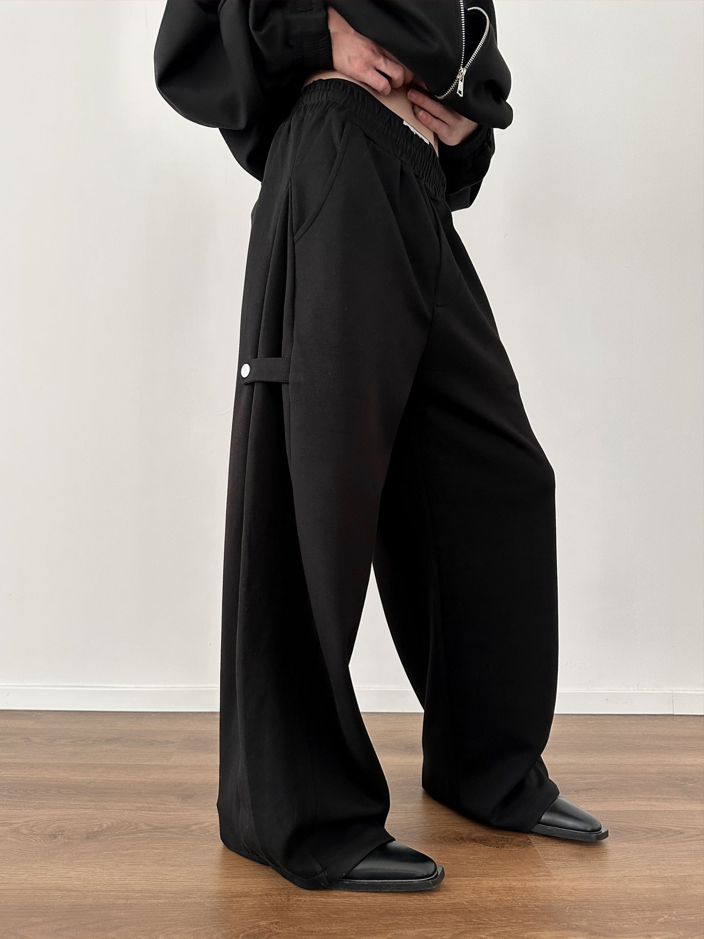 Men’s Grey Deconstruction Wide-Leg Sweatpants – Streetwear Curved Sword Track Pants in Light Gray or Black | Grey deconstruction sport curved sword sweatpants for men in spring