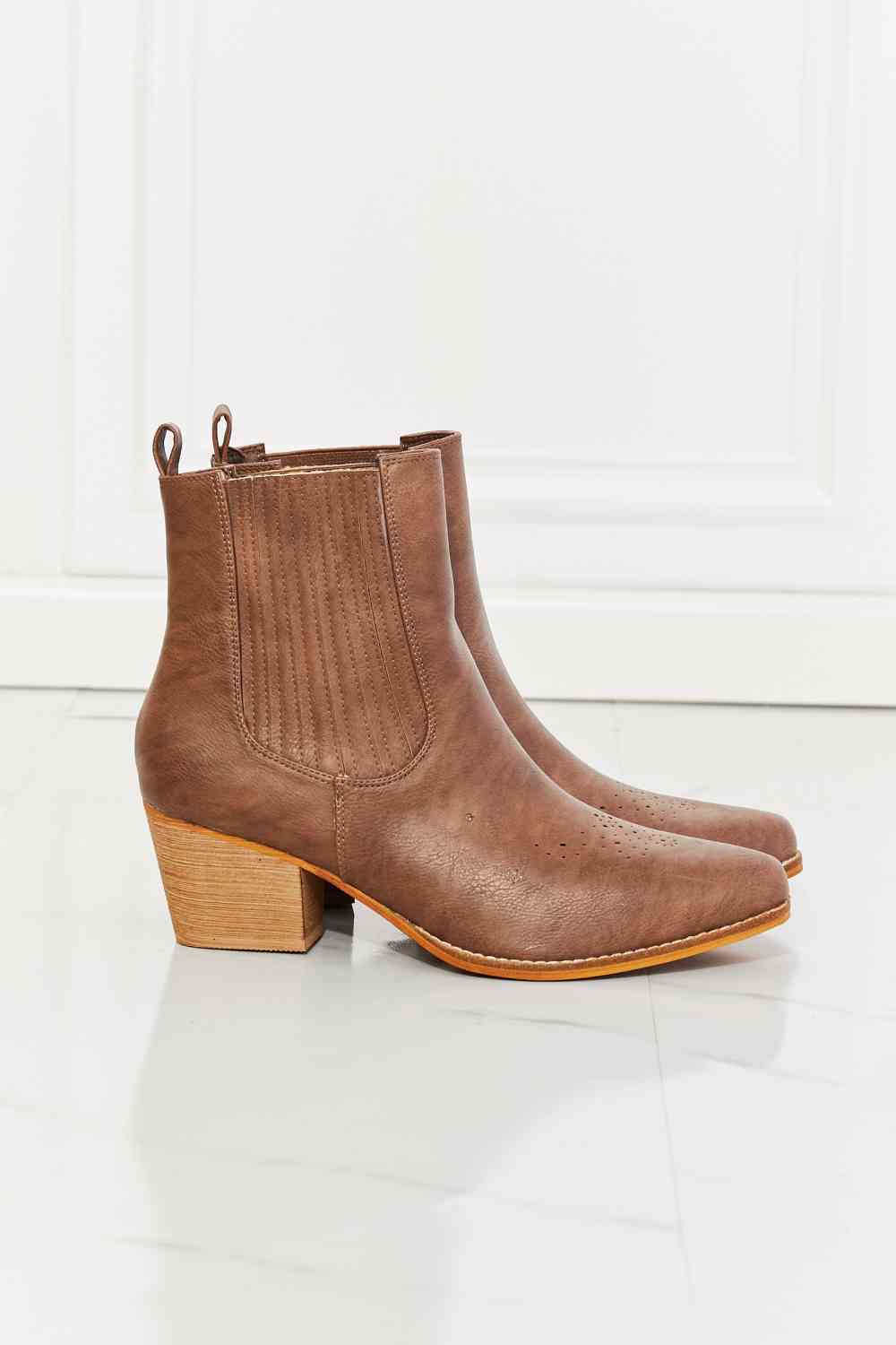 ML Shoes Love the Journey Stacked Heel Chelsea Boot in Chestnut