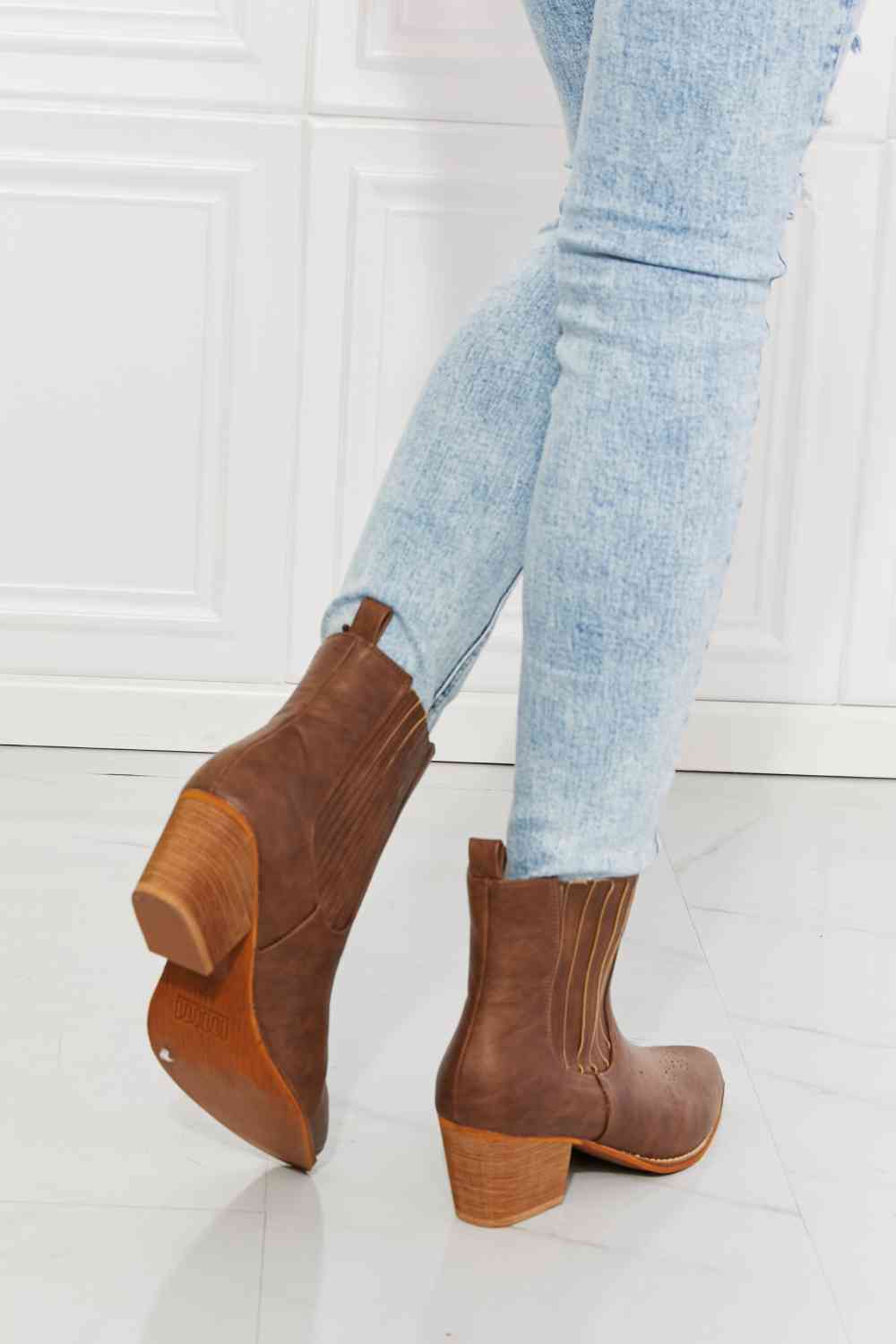 ML Shoes Love the Journey Stacked Heel Chelsea Boot in Chestnut