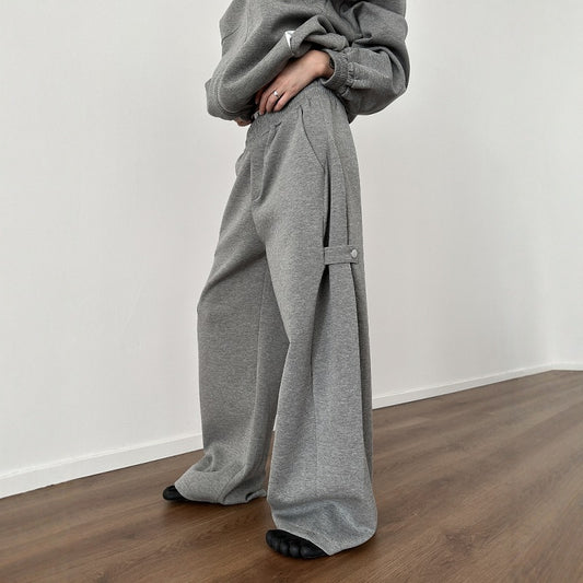 Men’s Grey Deconstruction Wide-Leg Sweatpants – Streetwear Curved Sword Track Pants in Light Gray or Black | Grey deconstruction sport curved sword sweatpants for men in spring