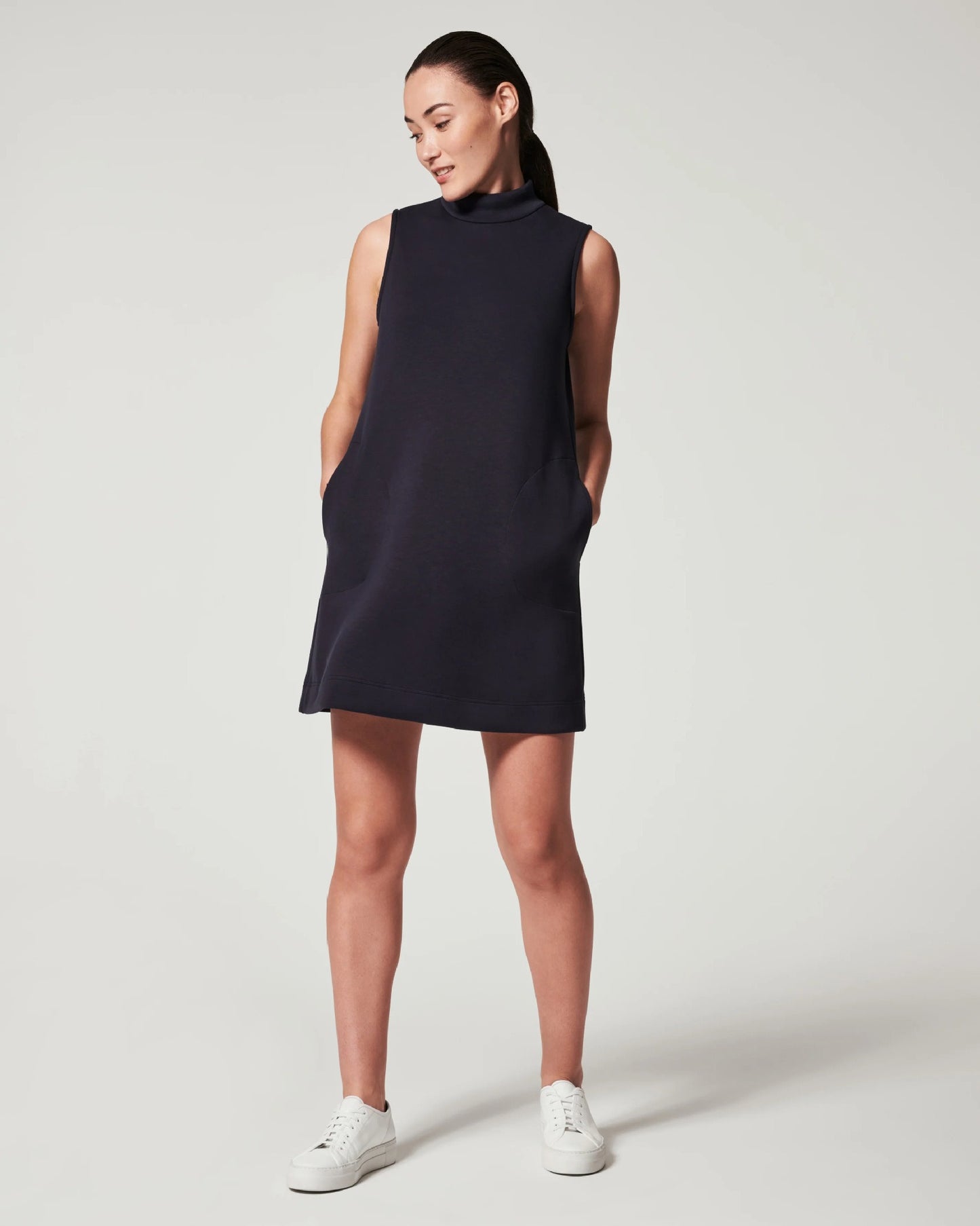 Mighty Lifestyle All-match round neck pullover sleeveless dress slim short skirt Minimalist Dress