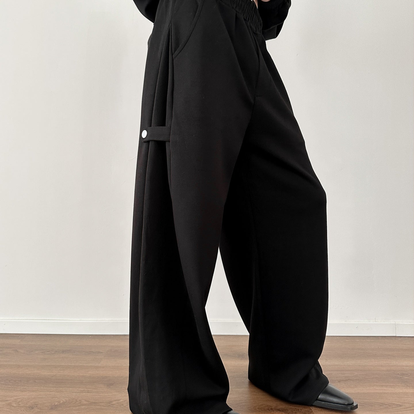 Men’s Grey Deconstruction Wide-Leg Sweatpants – Streetwear Curved Sword Track Pants in Light Gray or Black | Grey deconstruction sport curved sword sweatpants for men in spring